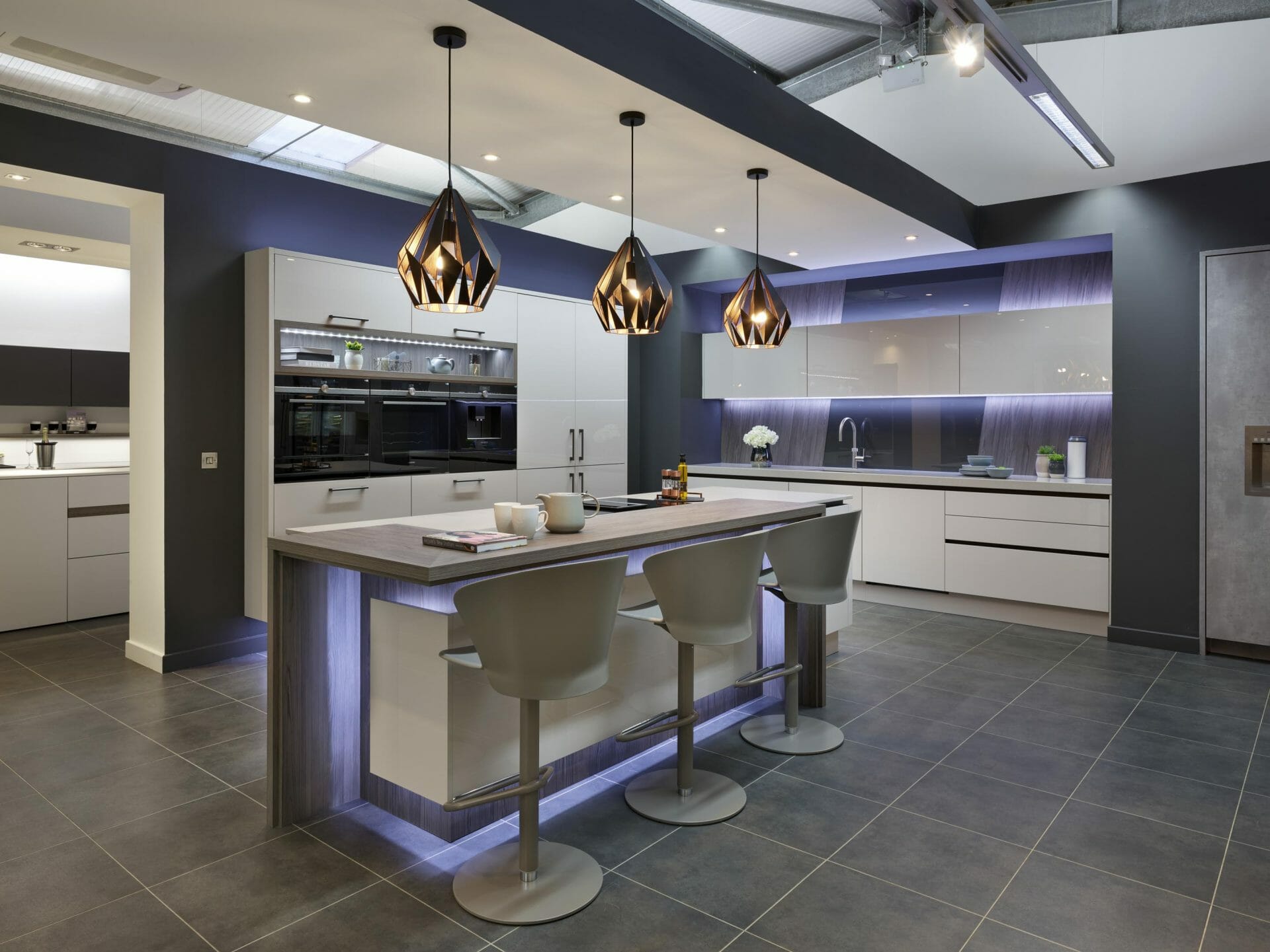 White modern handleless kitchen