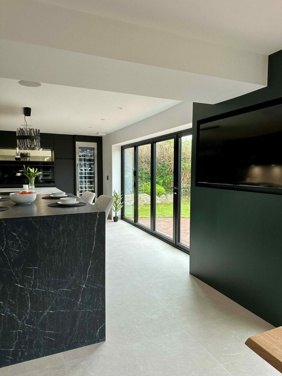 Black handless kitchen by Mike Hughes Fiited Interiors 10